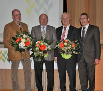 Silberne hren fr Gnther Braig (l.) aus Frankenhofen, Georg Bendele aus Langenau und MdL Karl Traub, Haussen am Bussen, aus der Hand von Hans Gtz, Vorsitzender im KBV Ulm-Ehingen