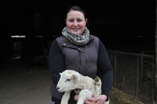 Tina Bauer hat es bereits geschafft. Mit dem Wissen aus zwei Jahren Abendschule hat sie vorvergangenes Jahr sogar die Berufsabschlussprüfung „Landwirt“ abgelegt.