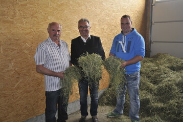 Landtagsabgeordneter Paul Locherer (Mitte) freut sich, dass sein Antrag zur Heumilchfrderung Betriebe wie den von Walter und Gerold Mohr (r.) untersttzt.