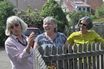 In den Garten von Marianne Gekeler (l.) kam auch Elsbetz Mayer, deren Garten am Vormittag besucht wurde. Mit auf dem Bild auch Reiseleiterin Rita Goller.