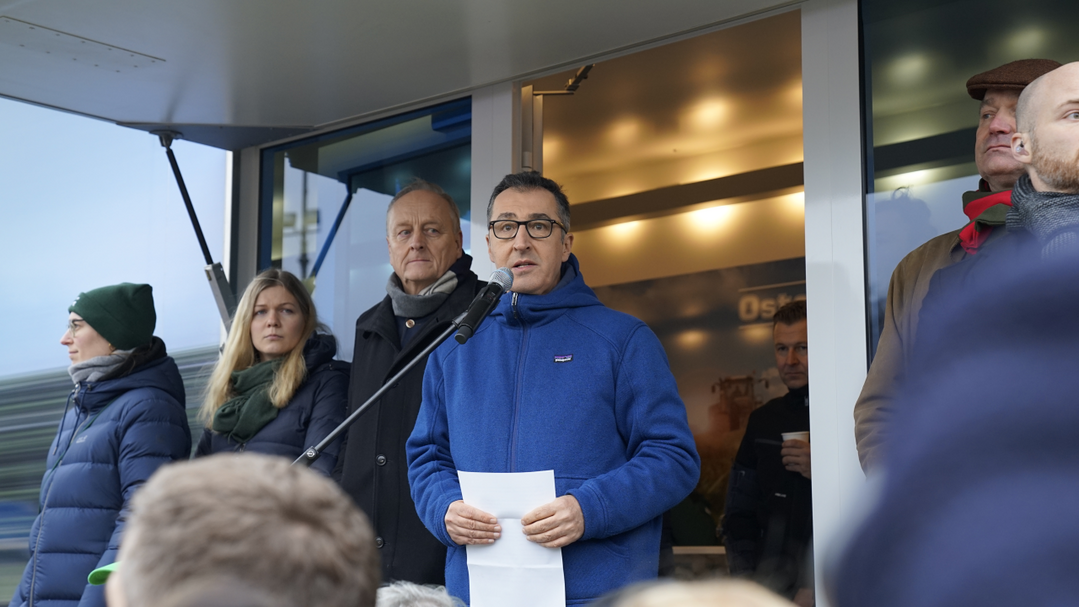 Bundeslandwirtschaftsminister Cem zdemir spricht unter dem Brandenburger Tor. Links davon steht DBV-Prsident Joachim Rukwied. 