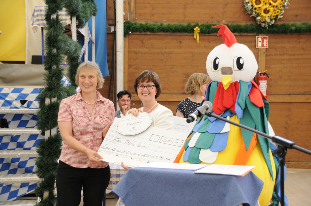 Ministerialdirektorin Grit Puchan (r.) mit Preistrgerin Petra Hummel vom Scherpeterhof