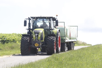  Die neu verfgbare Option Automatische Anhngerstreckbremse fr Claas Arion Traktoren mit CMATIC Getriebe stabilisiert das Traktor-Anhnger-Gespann bei Gefllefahrten. 