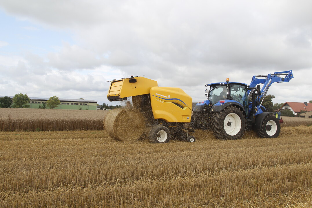 New Holland stellt die Festkammer-Rundballenpresse Roll-Bar 125 vor.