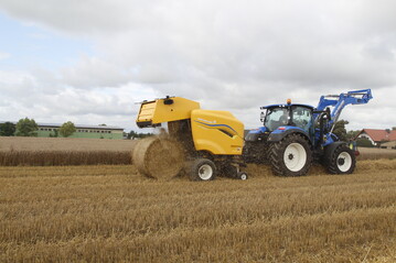 New Holland stellt die Festkammer-Rundballenpresse Roll-Bar 125 vor.