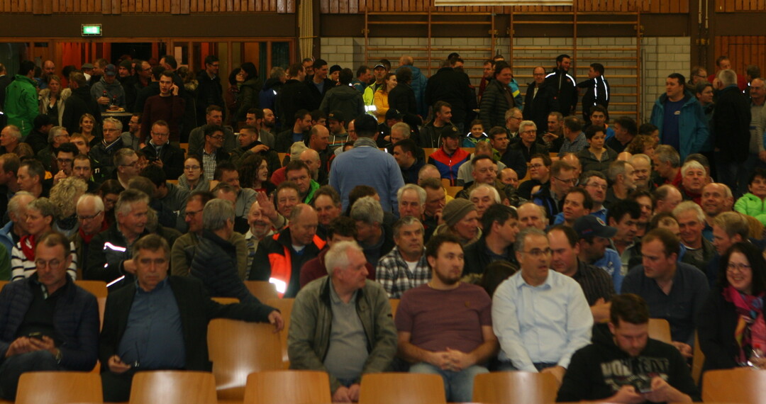 ber 600 Landwirte fllten die Rotachhalle, um sich ber die Folgen des Eckpunktepapiers fr die Landwirtschaft zu informieren. Ein Schwerpunkt waren dabei die Reduktionsziele im Pflanzenschutz.