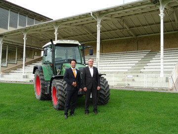 Carsten Obrecht (Gebietsleiter Ritchie Bros.) und Georg Baumann (Geschftsfhrer ZG Raiffeisen Technik GmbH) prsentieren vor der Tribne in Iffezheim einen der Schlepper, der auf der Auktion unter den Hammer kommt.