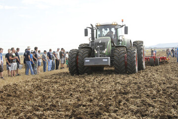 Praktiker beobachteten interessiert den Praxiseinsatz der Fendt Traktoren mit Bodenbearbeitungsgerten.