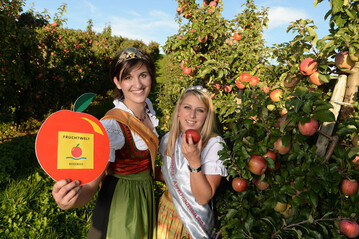 Charmante Botschafterinnen der Fruchtwelt in Friedrichshafen: Bodensee-Apfelknigin Dorothee Stotz (l.) und Bodensee-Apfelprinzessin Lena Nberlin. 