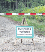 Die Standardlösung: Das Warnband wird in 1,0 m Höhe über den Weg gespannt und die Sperrtafel in Wegmitte sicher aufgestellt.