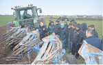 Bei der Vorführung auf den Feldern der LTZ wurde den Schülern auch gezeigt, welche Folgen eine falsche Pflugeinstellung hat.