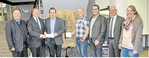 Bei der Scheckübergabe (von links): Dezernent für ländlichen Raum Dr. Wolfgang Eißen, Landrat Dr. Matthias Neth, Vertreter der Landjugend, Benjamin Sinn (Vorsitzender), Felix Kruck, Achim Bentz, Erster Landesbeamter Gotthard Wirth und Marina Pfitzenmaier, ebenfalls Vertreterin der Landjugend.