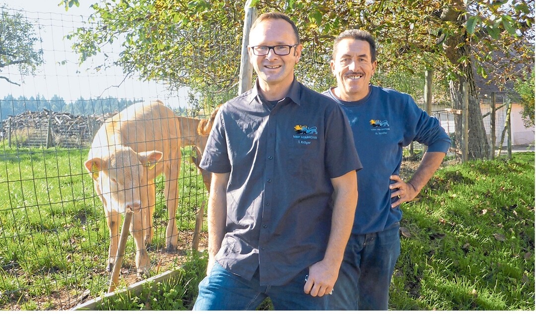 VAW-Geschäftsführer Thomas Krüger (links) und Landwirtschaftsmeister Martin Schäfer (rechts) sind besonders stolz auf ihr Limpurger-Zucht.