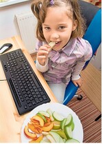 Einen bunten Obstteller in Sichtweite platzieren, und die Kleinen greifen mit Sicherheit zu. Sie können selbst wählen, was zuerst vernascht wird.