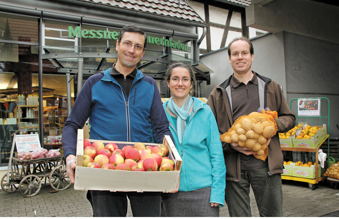 Äpfel und Kartoffeln aus eigenem Anbau: Andreas Messner (l.) mit Ehefrau Dorothea und Bruder Christoph vor dem eigenen Laden.