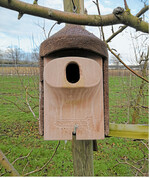 Ein Allrounder" unter den Höhlennistkästen ist ein Nistkasten mit ovalem Flugloch der Größe 30 x 45 mm.