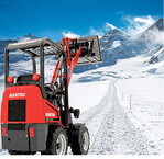 Dank entsprechender Werkzeuge lasen sich die Manitou-Lader auch gut im Winterdienst einsetzen.