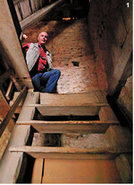 Günther Grässel muss einige Stufen überwinden, ehe er ganz oben im Glockenturm ist