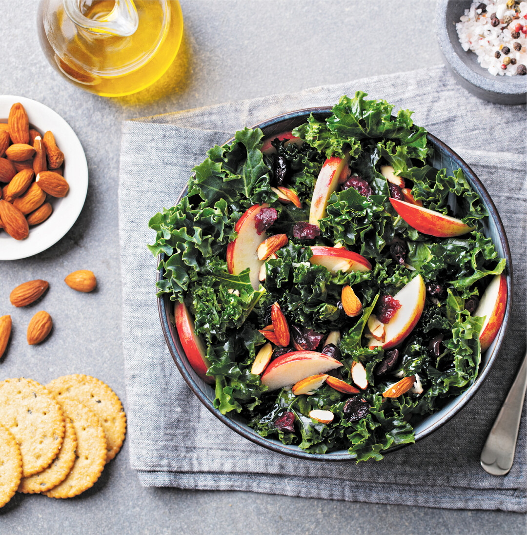 Grünkohl hat jetzt Saison. Er liefert in 100 Gramm doppelt soviel Vitamin C als Zitronen. Das wasserlösliche Vitamin verliert sich beim Kochen jedoch fast völlig. Also ist Rohkost angesagt, zum Beispiel als Salat oder in einem Pesto. Geschmeidig weich werden die von den Rippen entfernten, kleingeschnittenen Blätter, wenn sie mit etwas Salz ein paar Minuten per Hand geknetet werden. Oder man gibt in die Schüssel gleich die Dressingzutaten wie Zitronensaft, Salz, Pfeffer und Öl und massiert diese in den Grünkohl ein. Dann die übrigen Zutaten ganz nach Wunsch untermengen. Schnell gemacht und lecker!