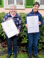Mutter Ingrid Hasenfratz und Tochter Ursula Schörer mit ihren Meisterbriefen.