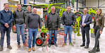 Bei der Gewinnübergabe (v. l.): Andreas Saile (Claas), Kolja Stohlmann (Verkaufsberater Claas Württemberg), Karsten Weißmann (Werkstattleitung Claas Württemberg), Michael Frank (Verkaufsleitung Claas Württemberg), Bernd Schmelcher, Lukas Schmelcher, Wolfgang Rück (Geschäftsführung Claas Württemberg), Madeleine Grüner (Marketing Leitung Claas Württemberg).