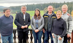 Im Gespräch mit dem Landtagsabgeordneten Winfried Mack (2. v. l.) von links: Helmuth Waizmann, Waldbewirtschaftervereinigung Schwäbischer Limes; Christina Baumhauer, Forstamt Ostalbkreis; Helmut Stanzel, Holzvermarktungsgemeinschaft Schwäbisch-Fränkischer Wald/Ostalb; Irmgard Häusser, Forstbetriebsgemeinschaft Ellwangen, und Hubert Kucher, Bauernverband Ostalb.