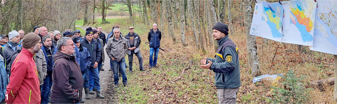 In Wittenhofen ging Förster Markus Kramer mit den Teilnehmenden durch den Wald.