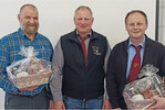 (v. l.): Franz Kurray, ehemaliger Zuchtberater und Kassenprüfer, mit dem Vorsitzenden Helmut Schöllhorn und Referent Alfred Heinzler von der Rinderunion.