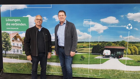 Die Landwirte Jrgen Rdt (l.) und Joachim Unger wenden im Rahmen eines langfristigen Projekts Smart-Farming-Lsungen von BayWa und FarmFacts an.