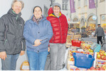 Am Stand von Stehle‘s Obsthof gibt es leckere Äpfel und Birnen zu kaufen und das „aus eigenem Anbau", betont Prisca Stehle, hier im Bild mit Leon Bauhofer und Standnachbar Andreas Schmid (links).