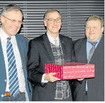 Eine Landfrauentorte als Dank an Dr. Clemens Dirscherl (Mitte) für einen engagierten Vortrag von LBV-Vizepräsident Gerhard Glaser (links) und dem vlf-Vorsitzenden Stefan Käppeler (rechts).