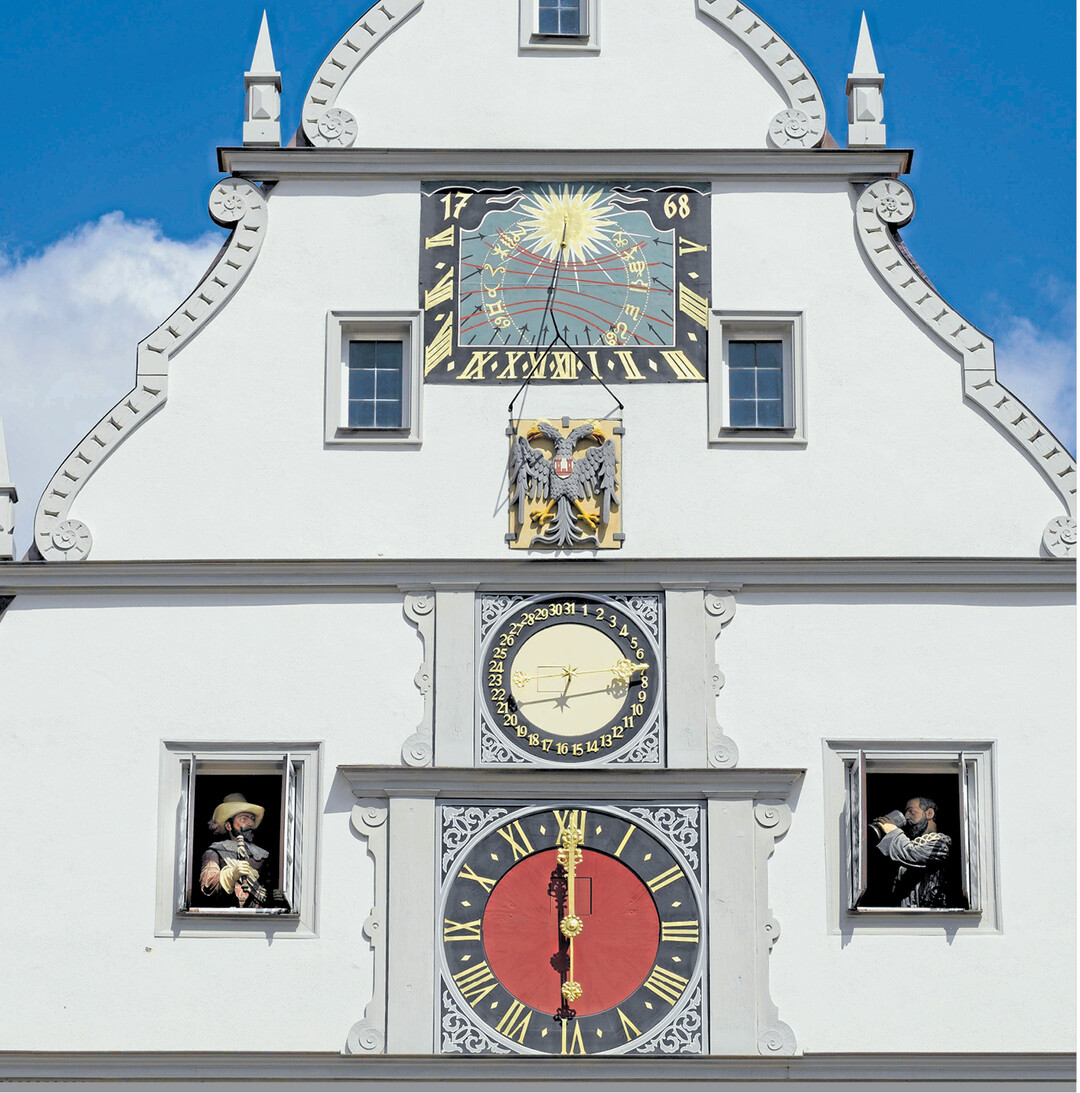 Der Gibel der Ratstrinkstube in Rothenburg ob der Tauber mit Zeitmessgeräten und Meistertrunk. Vom 2. bis 5. Juni 2017 gibt es wieder das historische Festspiel „Der Meistertrunk" im Kaisersaal des Rathauses. Eine Zeitreise ins Jahr 1631, von der belagerten zur geretteten Stadt. Außerdem Handwerker- und Händlermärkte und viel Spektakel vor mittelalterlicher Kulisse. Infos unter: www.meistertrunk.de.