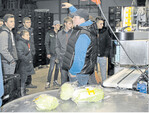 Tobias Briem zeigte den Junglandwirten seine Flow-Pack-Maschine und führte durch die Hallen seines Betriebs.