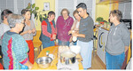 Mit Gerichten aus der syrischen Küche begeisterte der in Amtzell lebende Flüchtling Ferhad Jarwish in Begleitung von Verena Mayer (r.) die Landfrauen aus Amtzell-Pfärrich.