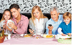 Geht gar nicht: Beim gemeinsamen Essen hängt jeder an seinem Handy. Papa, Mama und Opa sind hier keine guten Vorbilder für die Kinder, findet Erziehungsexperte Jan-Uwe Rogge.