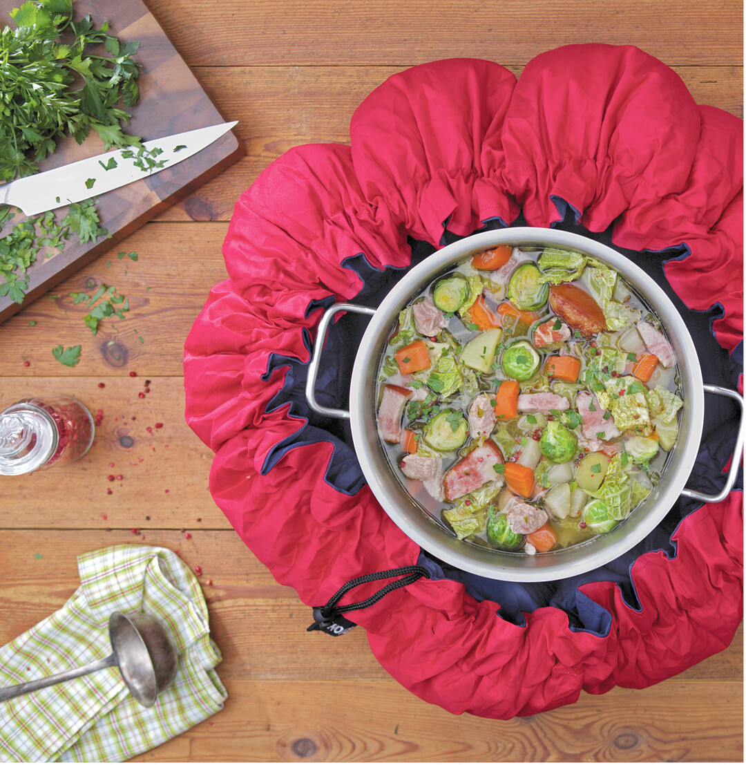 Omas Kochkiste in neuem Design: Reis, Kartoffeln, Hülsenfrüchte, Gemüse und Fleischgerichte nur im Topf ankochen und ab in den Wonderbag. Der runde Stoffsack ist gefüllt mit recycelten, isolierenden Schaumstoffflocken. Langsam, schonend und ohne Strom gart das Essen fertig, ohne Anbrennen. Eine nachhaltige Kochmethode im Vergleich zu modernen Trends (siehe nächste Seiten). Die Wundertasche ist auch als Kühltasche (Tortencontainer, Salatschüssel) verwendbar und es steht noch ein soziales Projekt dahinter. Infos gibt es wie im Fotohinweis genannt.