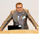 Klaus Winter betont, wie wichtig die Inkulturnahme neuer Heil- und Gewürzpflanzenarten ist.