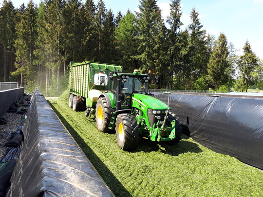 Nur eine geringe Schichtdicke fhrt zu einer guten Verdichtung. Daher ist die ganze Lnge des Silos zur Verteiung des Futters auszunutzen. 