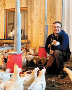 Konrad Halder aus Hoßkirch sammelt seit acht Jahren Erfahrungen mit der Bruderhahnaufzucht.