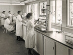 Milchuntersuchungen früher und heute.Laborarbeit in den Fünfzigerjahren beim damaligen Milchprüfring Württemberg und Hohenzollern e.V. in Kißlegg.