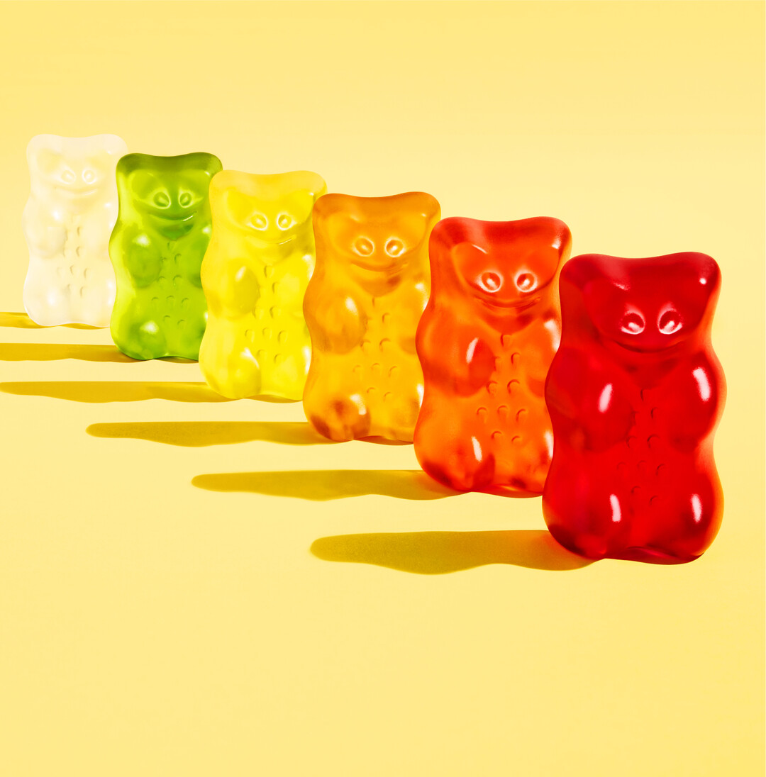 Die Haribo-Golbären werden 100 Jahre alt! Inspiriert von der beliebten Jahrmarktattraktion des 19. Jahrhunderts entwickelte Hans Riegel mit den Tanzbären" 1922 den Urahn der Goldbären. Damals noch aus Gummi arabicum hergestellt, waren die Tanzbären etwas größer und schlanker als die heutigen Goldbären. Bunte Farben und fruchtige Geschmacksrichtungen gehörten bereits seit der ersten Generation zur DNA der Gummibären. Kurios: Der grüne Bär schmeckte bis 2007 nach Erdbeeren. Zum 85. Jubiläum zog ein hellroter Bär ein und übernahm die Geschmacksrichtung. Der grüne schmeckt seitdem nach Äpfeln.