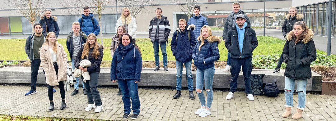 Sie waren am Berufsschulzentrum Radolfzell die Akteure des Medienprojekts (v. l.): vordere Reihe: Janine Wilm, Laura Fahr, Lehrerin Karolin Könner, Valentina Aspileiter und Anna Terwiel, mittlere Reihe: Batikan Özen, Simon Mengue, Beatrice Matthaei, Michael Schleiger, Johannes Maritz sowie hintere Reihe: Samira Hartstein, Louis Buhl, Carina Schmidt, Robin Linkert, Luis Rohrer, Ben Sommerer und Laetita Lauber.