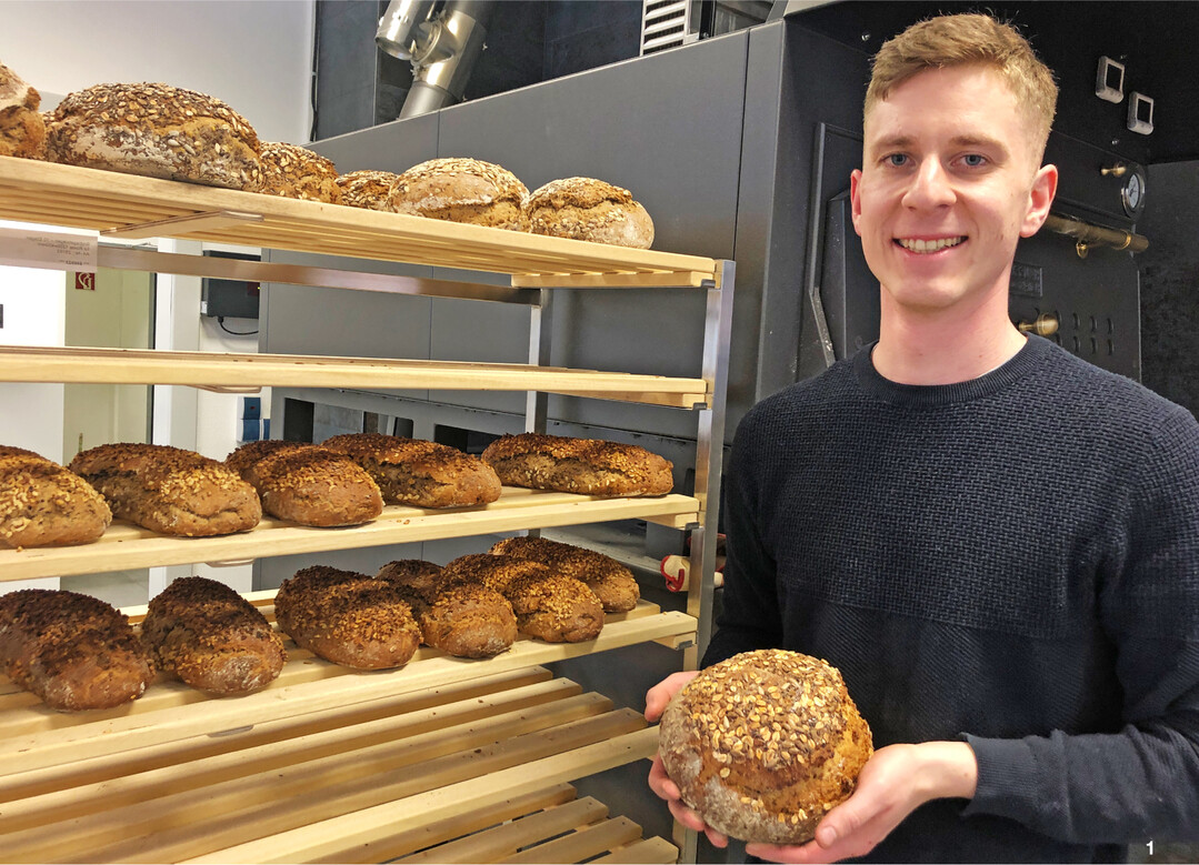 Bäckermeister Sven Jansky mit einem Brot aus seiner Brotreform.