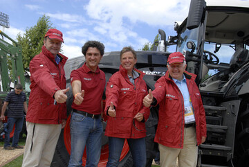  Am AGCO/Fendt Stand (v.l.): Andreas Loewel, Geschftsfhrer der AGCO Deutschland GmbH, Dr. Snke Lauterbach, Generalsekretr der Deutschen Reiterlichen Vereinigung (FN), Dr. Annette Wyrwoll, Tierrztin und Olympiateilnehmerin 2000 in Sydney, sowie Peter-Josef Paffen, Vice President und Sprecher der AGCO/Fendt Geschftsfhrung.