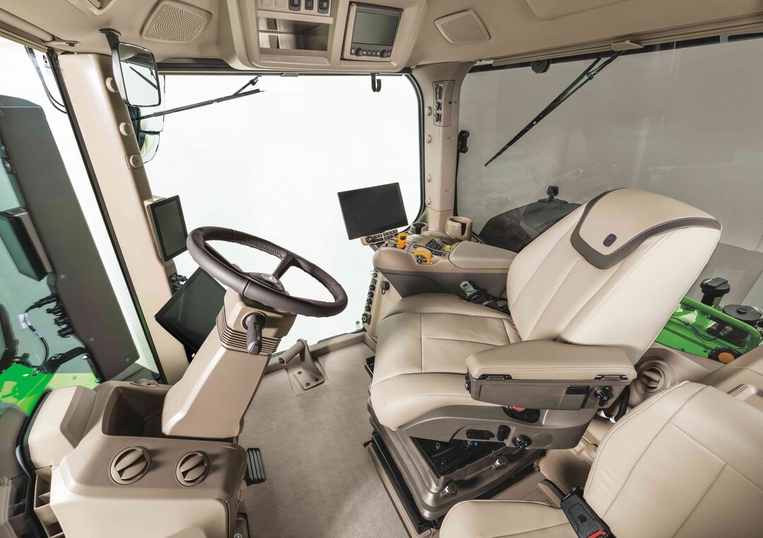 Die neue CommandView 4 Plus-Kabine bietet dem Fahrer einen verbesserten Komfort.