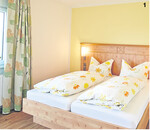 Hochwertiger Landhausstil: Stimmiger Gesamteindruck der neuen Ferienwohnung (65 qm) von Familie Eckert vom Vogelhof in St. Märgen. Blickdichte Vorhänge sind vor allem im Schlafzimmer wichtig.