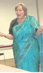 Petra Schürrle-Sharkar aus Schwäbisch Hall ist als Batikerin, Sängerin und Tanzlehrerin tätig.