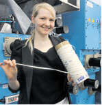 Aus ungenießbarer flockiger Milch fabriziert Mikrobiologin Anke Domaske eine Faser, mit der sie unter ihrem Modelabel „Madame Chi Chi" Milch-Kleider fertigen lässt.