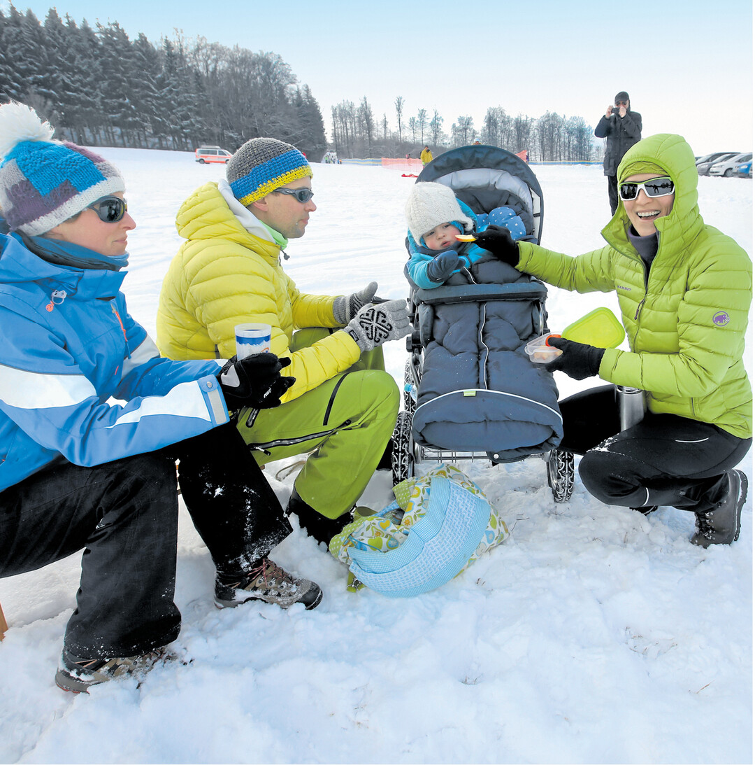 Winterfreuden: Picknick in einem Skigebiet bei Holzelfingen auf der Schwäbischen Alb. Im Internet unter www.schneehoehen.de findet man die schönsten Skigebiete in Deutschland, Österreich, Schweiz, Italien und Frankreich, mit vielen nützlichen Infos und teils stimmungsvollen Filmchen zum Schneeparadies.