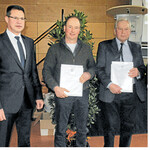 Landrat Heiner Scheffold (l.) mit den geehrten Ernteberichterstattern.